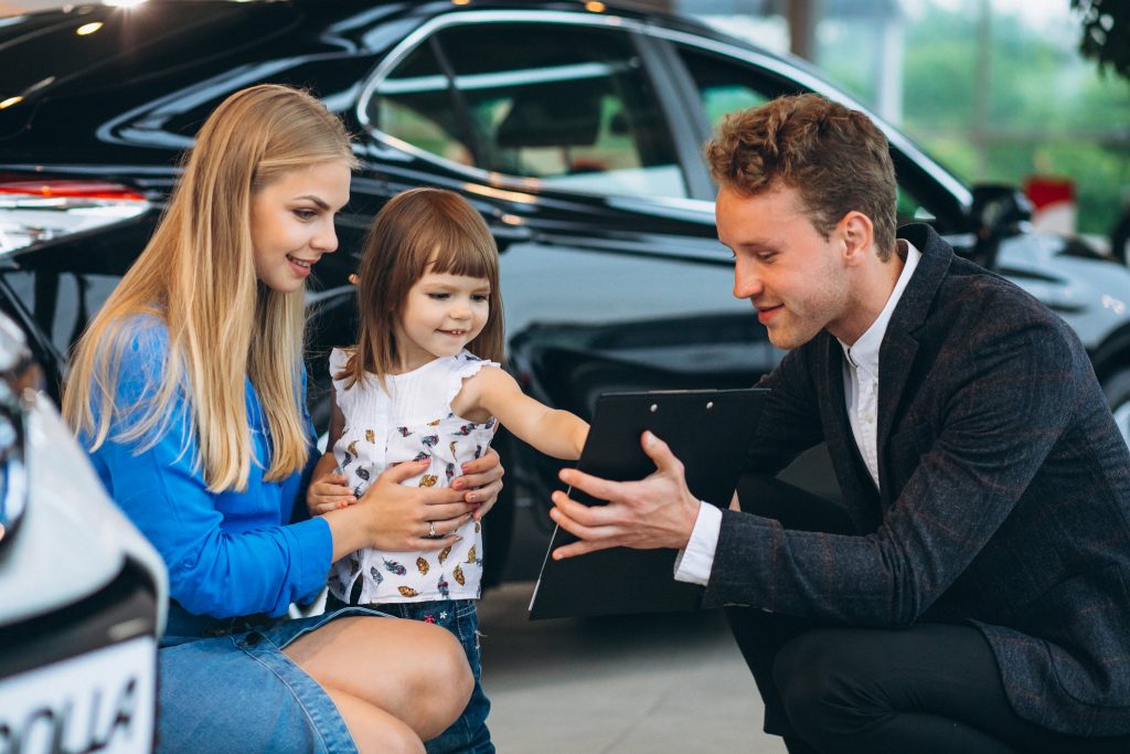 mother-with-daughter interacting with a driver